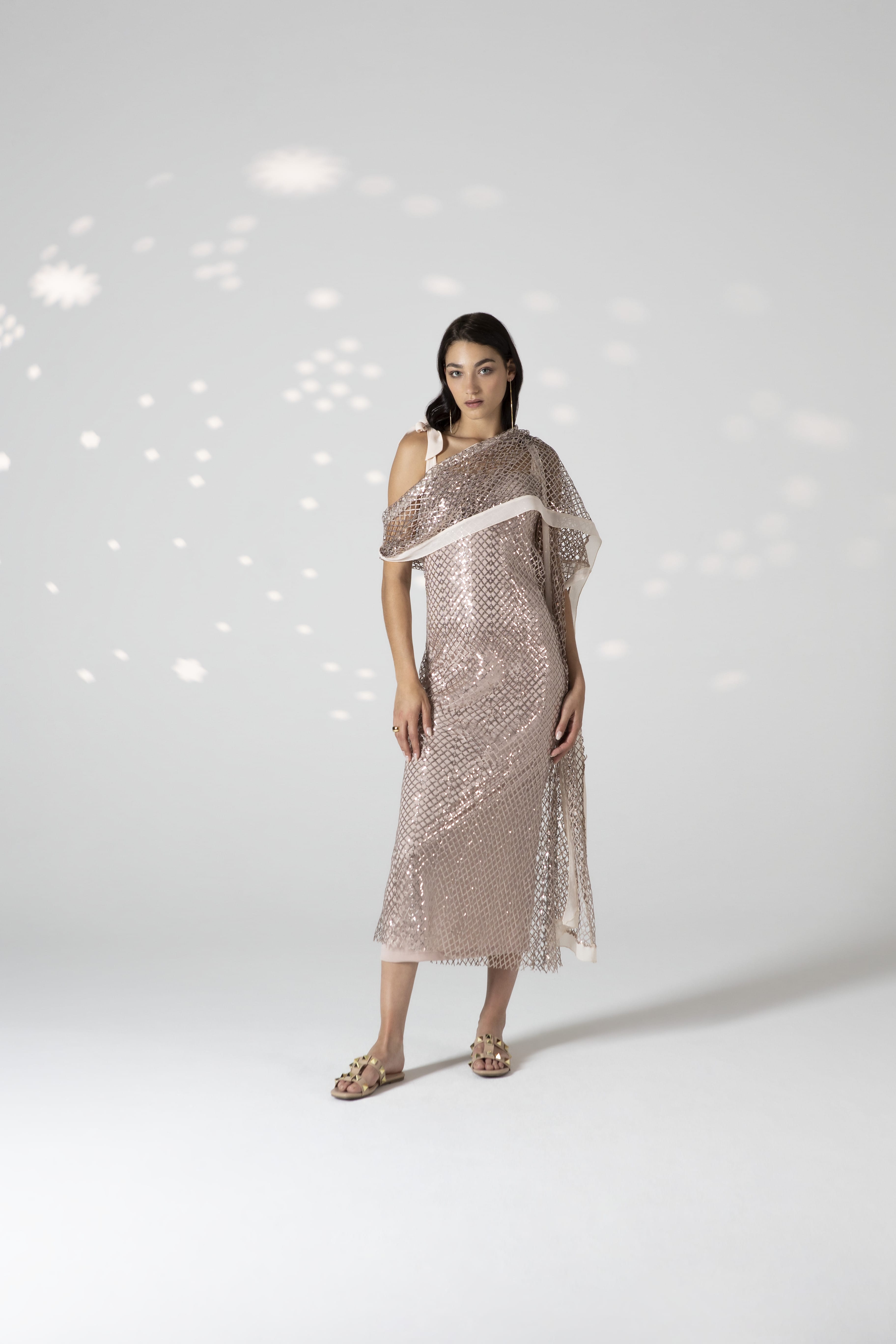 Abito midi in rete con paillettes